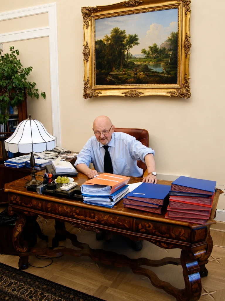 Karol Malinowski w gabinecie przy biurku z dokumentami
